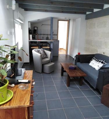 Nazelles-Negron Apartment | Cozy Apartment Gwendoline with Family-Friendly Amenities