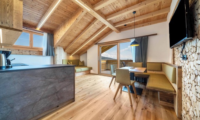 Verano Apartment | Inviting Apartment 'Haughof - Lärchenweide' with Balcony & Spa
