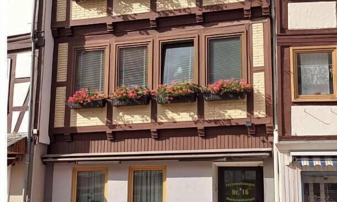 Schoeningen Apartment | Haus am Markt Apartment 2: Prime Location with Wi-Fi