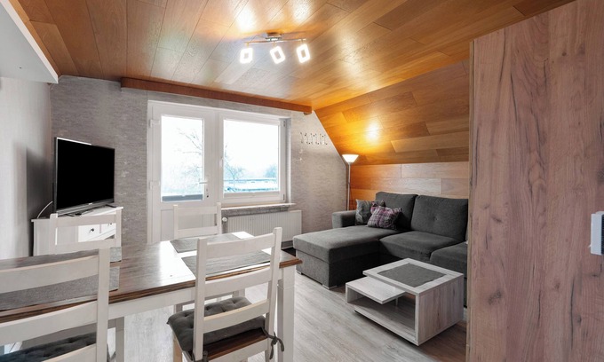 Hedwigenkoog Apartment | Apartment 'Haus Holle B' with Shared Garden and Balcony