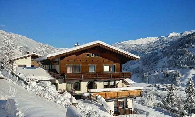 Hippach Apartment | Cozy Apartment 'Haus Kropfa' with Terrace and Wi-Fi
