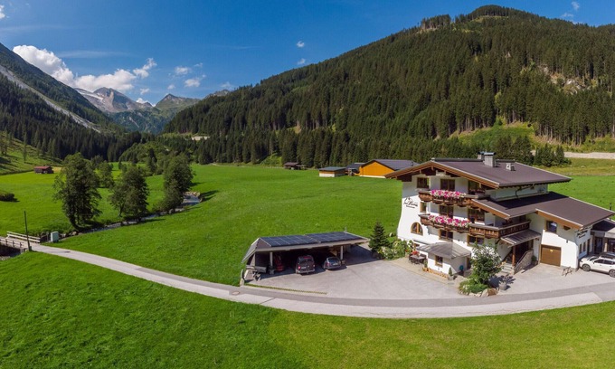 Madseit Apartment | Relax at Haus Marchegg: Mountain Views & Pet-Friendly Stay