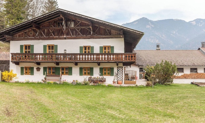 Hammersbach Apartment | Idyllic Apartment 'Haus Niklos - Wank' with Mountain Views