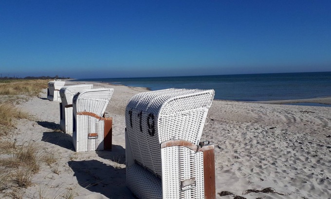 Kronsgaard Apartment | Seaside Apartment "Heimathaven" with Pool & Ocean View