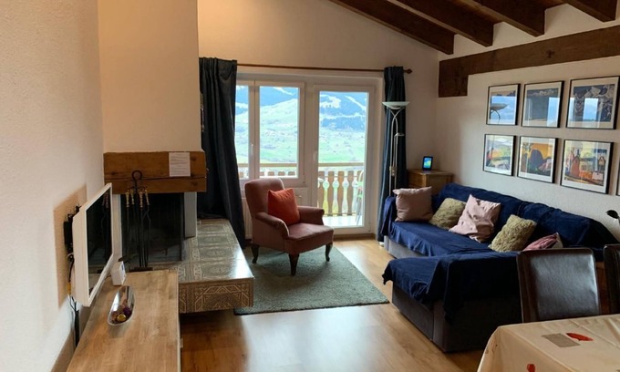 Surcuolm Ski Chalet | Inviting Holiday Apartment in Surcuolm for Families