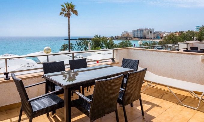 S'illot Apartment | Apartment 'Hostal Antic Apartamento 102' with Balcony, Wi-Fi and Air Conditioning