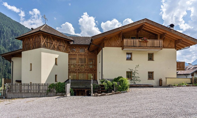 Pracupola Apartment | Discover Apartment Hotel 'Naturresidenz Theistadl' with Lake Views
