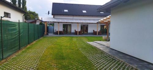 Svaty Kriz Apartment | Tranquil Apartment House with Sauna & Jacuzzi in Svätý Kríž