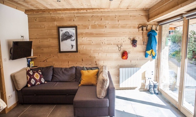 Huez-en-Oisans Apartment | Renovated Duplex in Huez Village with Breakfast Included