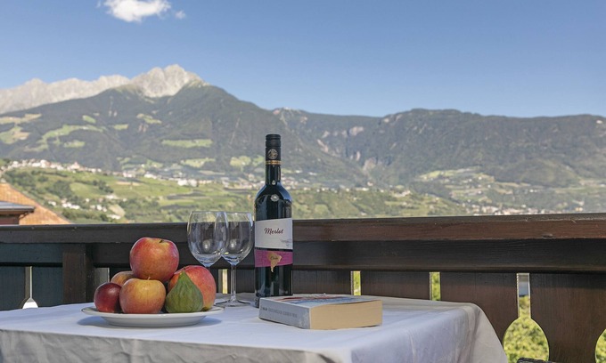 Lagundo Apartment | Relaxing Apartment 'Ifinger' with Mountain View & Garden