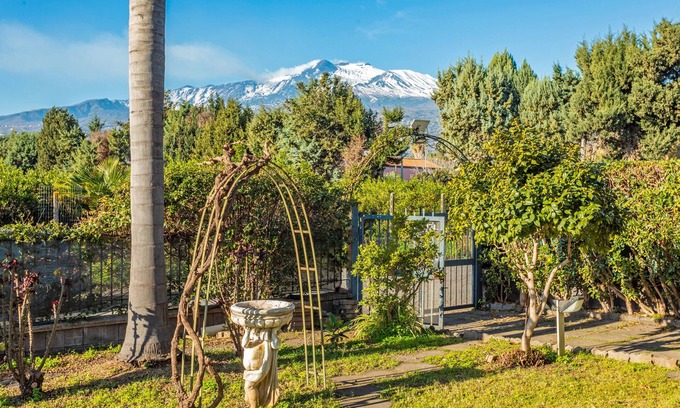 Fondachello Apartment | Apartment 'Il Giardino Delle Ninfe' with Mountain View, Wi-Fi and Air Conditioning