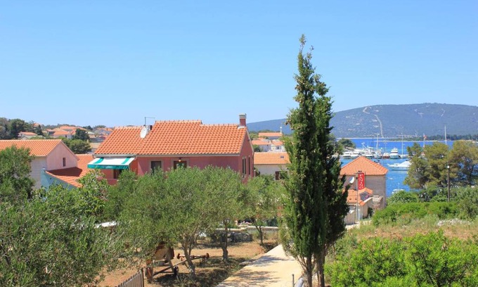 Ilovik Apartment | Pet & Child Friendly Stay at Apartment Ilovik 8069a
