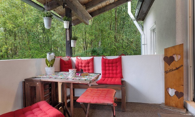 Hausen Apartment | Apartment 'Im Grünen' with Terrace, Shared Garden and Wi-Fi