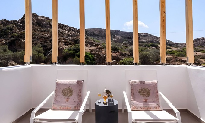 Psathi House | Apartment In A Hotel 'Echinousa Kimolos Maisonette no1' with Mountain View