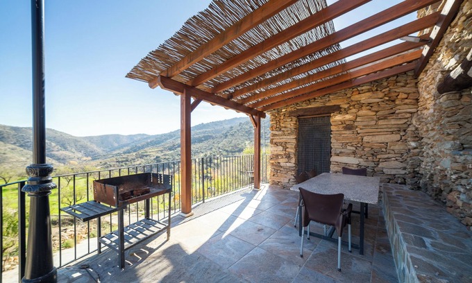 Laroya House | Apartment In A Hotel 'Los Moreno' with Mountain View, Wi-Fi