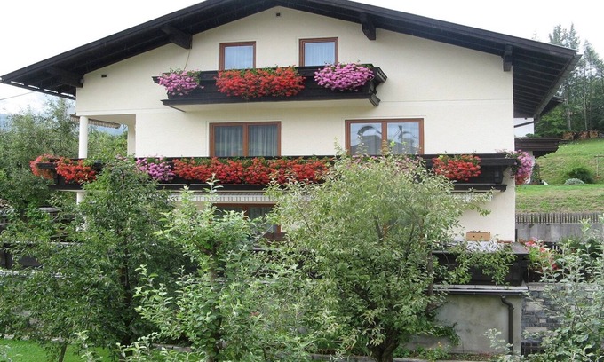 Pfarrwerfen Apartment | Cozy Apartment Near Tennengebirge with Pool & Breakfast