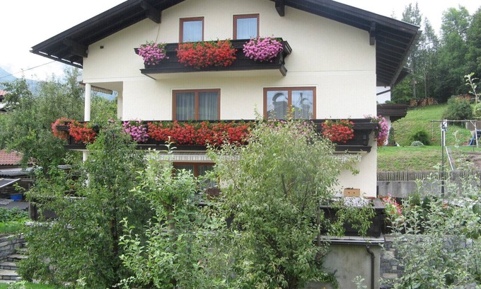 Pfarrwerfen Apartment | Idyllic Apartment by Tennengebirge with Pool & Breakfast