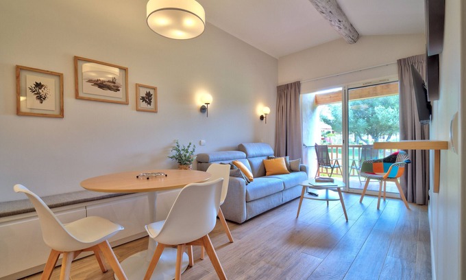 Pont Royal Apartment | Relaxing Apartment in Private Estate near Luberon