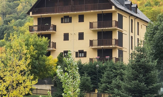 Vielha Apartment | Cozy Apartment in Quiet Vielha with Spa and Kitchen Access