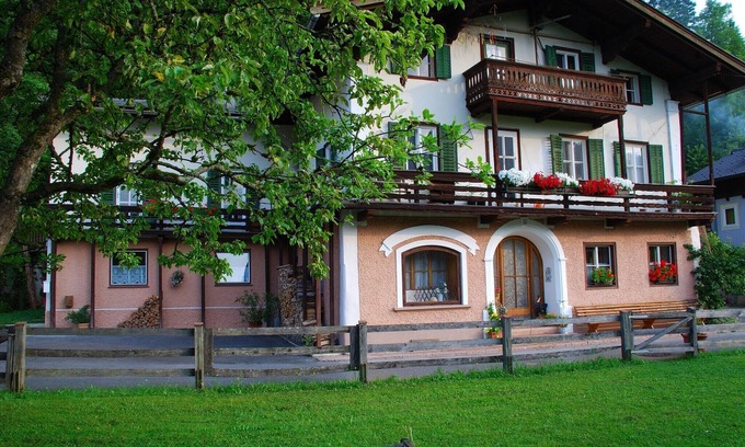 Lofer Apartment | Cozy Apartment: Central Spot with Pool Access & Pet-Friendly