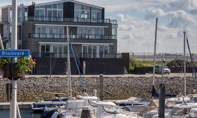 Sint-Annaland Apartment | Apartment in a unique location with a view of the marina and the Scheldt