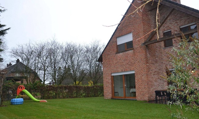 Belsele Villa | Inviting Villa in Puivelde with Garden & Pool Access