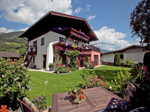 Muhlbach im Pinzgau Apartment | Cozy Apartment in Bramberg am Wildkogel with Balcony