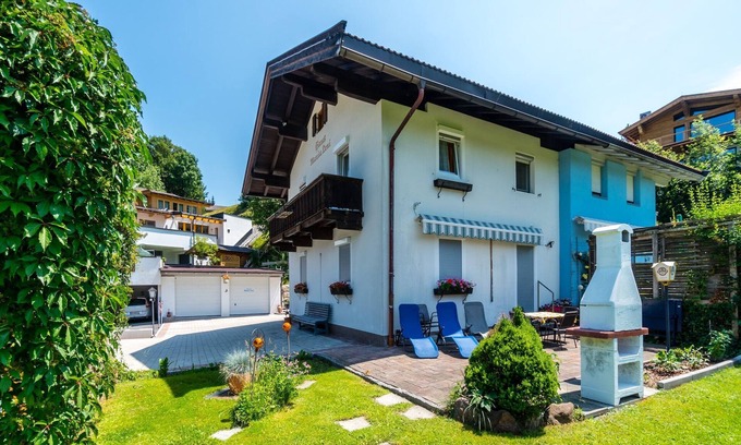 Kitzbuehel Apartment | Beautiful Tirol Apartment with Private Garden & Breakfast