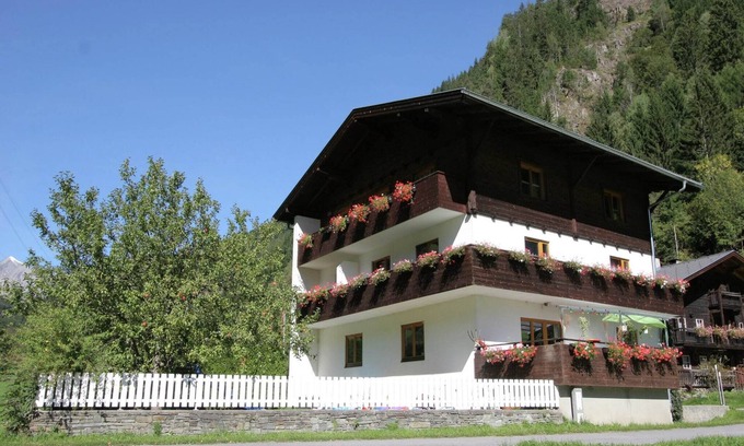 Matrei in Osttirol Apartment | Cozy Apartment Near Ski Area in Matrei with Kitchen & Breakfast