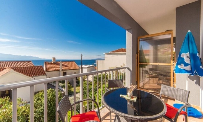 Brist Apartment | Cozy Apartment in Brist with Balcony and Ocean View