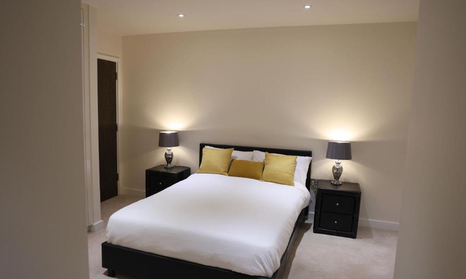 Whittington Apartment | Cozy Colindale Apartment: Pet and Child Friendly Retreat