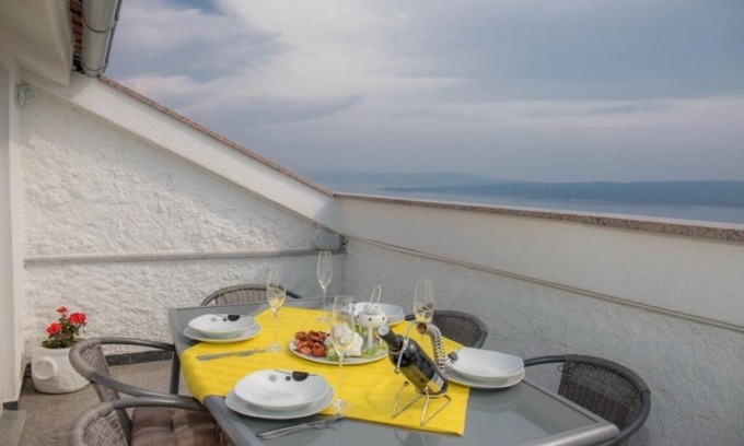 Klanfari Apartment | Seaside Apartment in Crikvenica with Terrace & Free WIFI