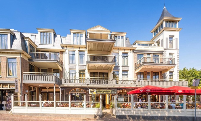 Domburg Apartment | Modern Apartment with AC, Pool & Steps to the Beach
