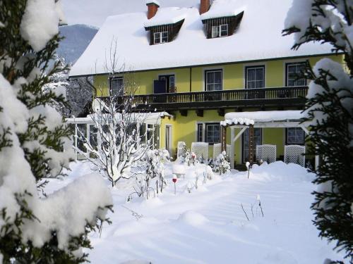 Feld am See Apartment | Cozy Apartment in Feld am See Steps from the Lake