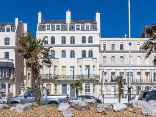 Folkestone Apartment | Cozy Apartment Steps from Town Center - Family Friendly Stay