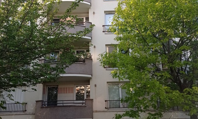 Le Kremlin-Bicetre Apartment | Quiet Paris Apartment with Kitchen—Perfect for Families