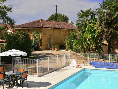 Lias-d'Armagnac Villa | Inviting Traditional Villa with Pool for a Memorable Stay