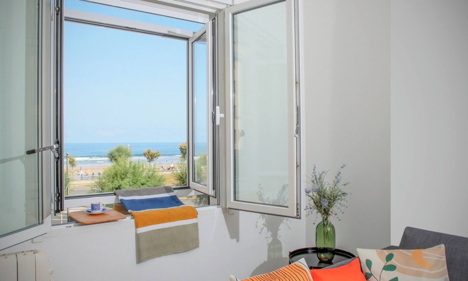 Gros Apartment | Apartment in front of the Zurriola beach with sea views,