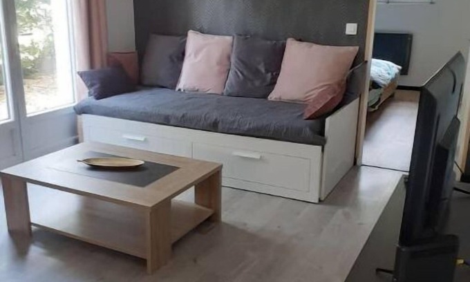 Rognonas Apartment | Family-Friendly Apartment with Pool in Rognonas