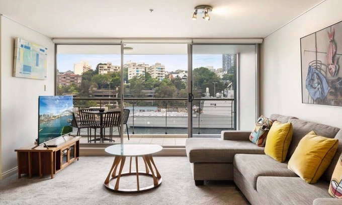 Woolloomooloo Apartment | Iconic Fingerwharf Apartment with Family-Friendly Amenities