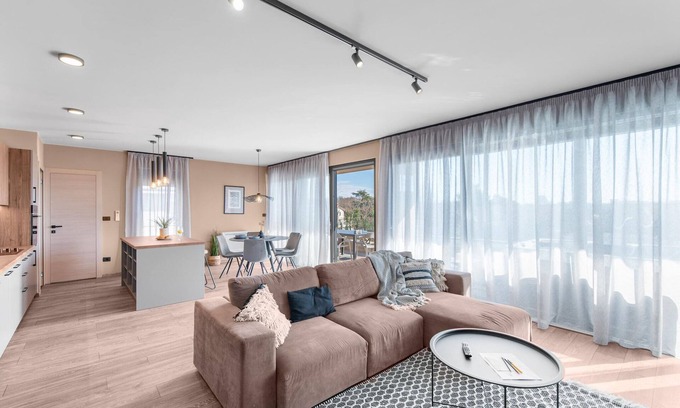Karigador Apartment | Villa Penthouse Apartment with Oceanfront View & Bubble Bath