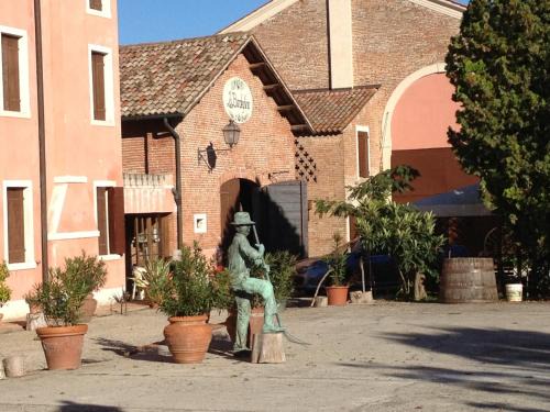 Pontecchio Polesine House | Apartment in Pontecchio with Pool & Tennis, cleaning included