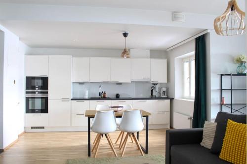 Keskinen District Apartment | Modern Retreat with Sauna - Guest Rated 10/10