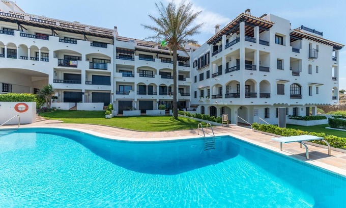 L'Escala Apartment | Apartment in L’Escala with Sea Views & Pool
