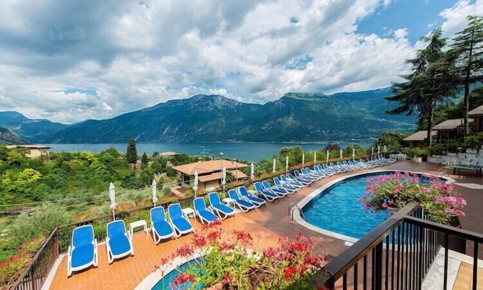 Limone sul Garda Apartment | Beautiful Apartment in Limone with Balcony and Ocean View