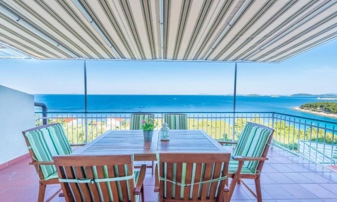 Susica Apartment | Seaview Apartment in Murter with Terrace and Oceanfront Access