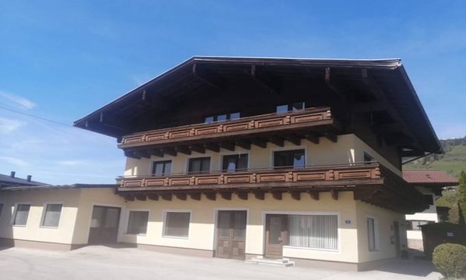 Niedernsill Apartment | Scenic Panoramic Apartment in Niedernsill with Breakfast