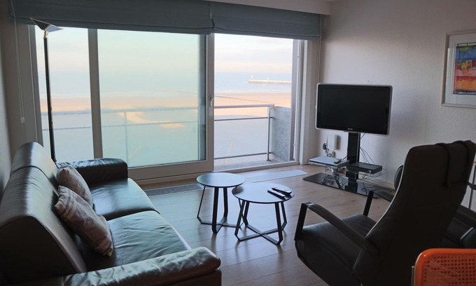Nieuwpoort-Bad Apartment | Four Fine 0402: Breathtaking Sea View & Family Amenities