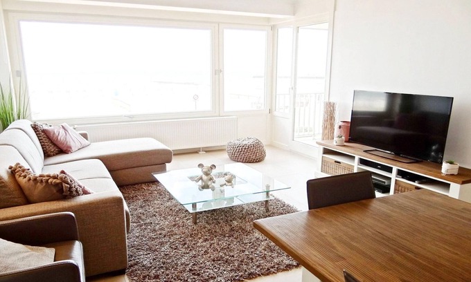 Nieuwpoort-Bad Apartment | Oceanfront Horizon 0501: Family-Friendly Retreat Awaits