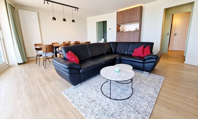 Nieuwpoort-Bad Apartment | Oceanfront Horizon 0501 with Scenic Views and Family Amenities